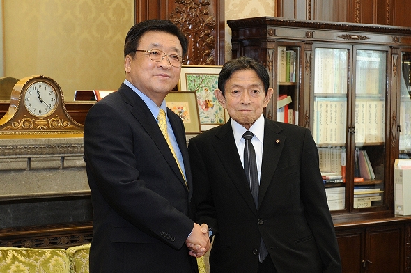 権哲賢・駐日大韓民国特命全権大使の参議院訪問（平成23年5月16日）の写真　クリックすると元ファイルに戻ります