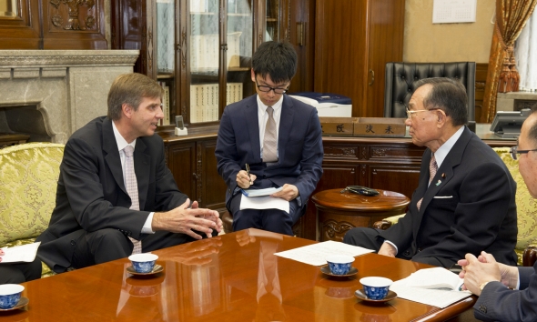 ノルマンス・ペンケ駐日ラトビア共和国特命全権大使の参議院訪問（平成26年7月3日）の写真　クリックすると元ファイルに戻ります