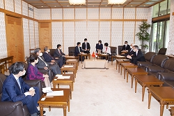 ファム・ビン・ミン・ベトナム社会主義共和国筆頭副首相一行の参議院訪問（令和4年5月27日）の写真　クリックすると拡大写真がご覧いただけます