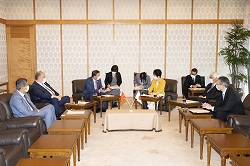 ブヤル・オスマニ・北マケドニア共和国外務大臣の参議院訪問（令和4年5月31日）の写真　クリックすると拡大写真がご覧いただけます