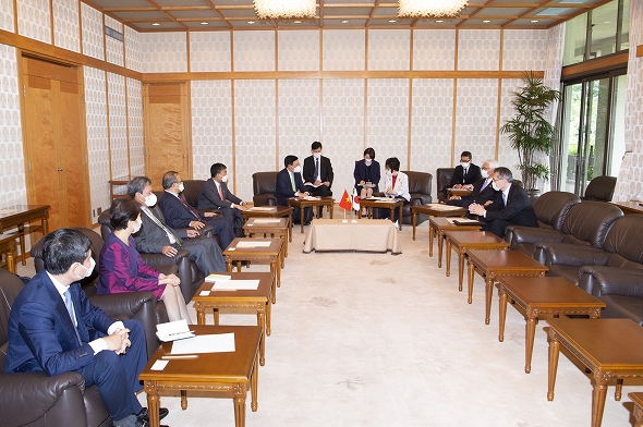 ファム・ビン・ミン・ベトナム社会主義共和国筆頭副首相一行の参議院訪問（令和4年5月27日）の写真　クリックすると元ファイルに戻ります