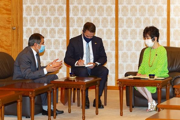 ハサン・ムハンマド・サーレハ・ザマーン駐日クウェート国特命全権大使の参議院訪問（令和4年7月20日）の写真　クリックすると元ファイルに戻ります