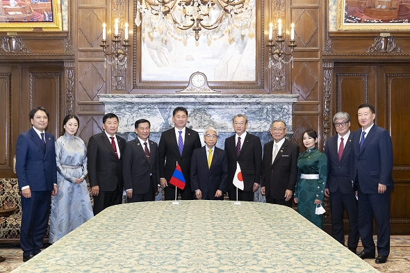 オフナー・フレルスフ・モンゴル国大統領一行の参議院訪問（令和4年11月30日）の写真　クリックすると元ファイルに戻ります