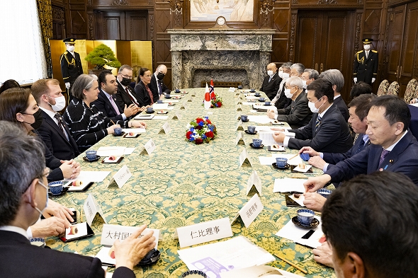 マスード・ガラカーニ・ノルウェー王国議会議長一行の参議院訪問（令和5年2月9日）の写真　クリックすると元ファイルに戻ります