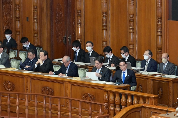議事部職員の写真、クリックすると拡大写真がご覧いただけます