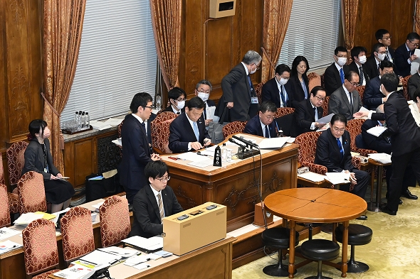 委員部職員の写真、クリックすると拡大写真がご覧いただけます