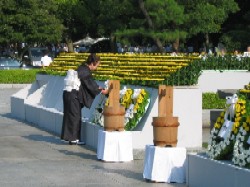 献花する扇議長(平成18年8月6日)の写真 クリックすると拡大写真がご覧いただけます