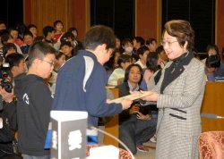 参議院特別体験プログラム参加20万人達成(平成19年1月11日)の写真 その2 クリックすると拡大写真がご覧いただけます
