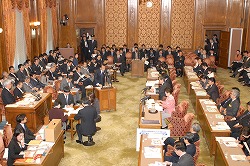決算委員会全般質疑(平成20年12月15日)の写真 クリックすると拡大写真がご覧いただけます