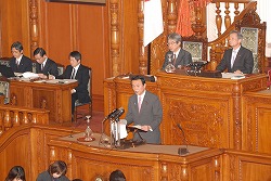 政府四演説に対する質疑(平成21年1月30日、2月2日)の写真 クリックすると拡大写真がご覧いただけます