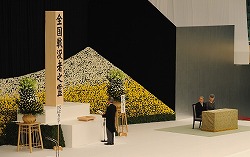 全国戦没者追悼式に参議院議長が出席(平成21年8月15日)の写真 クリックすると拡大写真がご覧いただけます