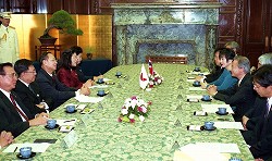 タイ王国上院議長一行参議院訪問(平成21年10月7日)の写真その1 クリックすると拡大写真がご覧いただけます