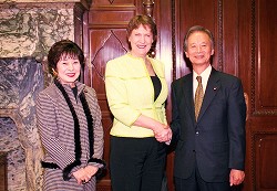 UNDP総裁参議院訪問(平成21年11月25日)の写真 クリックすると拡大写真がご覧いただけます