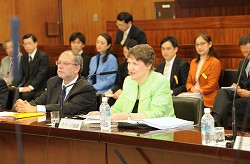 UNDP総裁ODA特別委員会でスピーチ(平成21年11月25日)の写真 クリックすると拡大写真がご覧いただけます