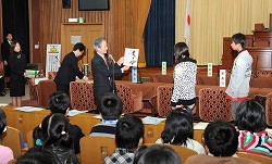 参議院特別体験プログラム参加者40万人達成(平成21年11月26日)の写真 クリックすると拡大写真がご覧いただけます
