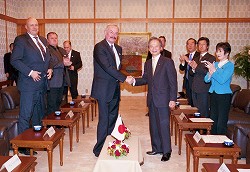 チェコ共和国上院議長一行参議院訪問(平成21年11月30日)の写真その2 クリックすると拡大写真がご覧いただけます