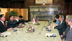 ラオス人民民主共和国国民議会議長一行参議院訪問(平成22年5月24日)の写真その1 クリックすると拡大写真がご覧いただけます