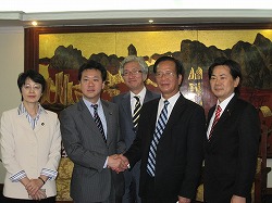 フック計画投資大臣との会談(ベトナムハノイ市)(平成22年12月7~15日)の写真 クリックすると拡大写真がご覧いただけます