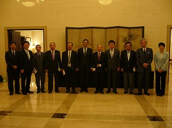 カンボジア政府関係者との懇談(プノンペン)(平成22年12月7~15日)の写真 クリックすると拡大写真がご覧いただけます