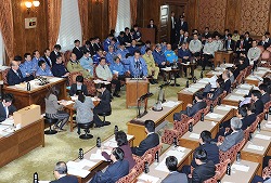 平成23年度総予算議決(平成23年3月29日)の写真その1 クリックすると拡大写真がご覧いただけます