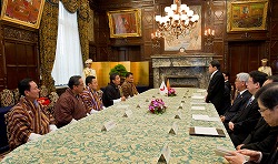 ブータン王国上院議長一行参議院訪問(平成23年9月26日)の写真その1 クリックすると拡大写真がご覧いただけます