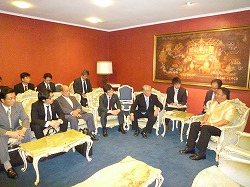 キティラット副首相兼商務大臣との会談(タイ)(平成24年1月7日~15日)の写真 クリックすると拡大写真がご覧いただけます