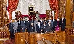 ミャンマー連邦共和国民族代表院議長一行参議院訪問(議場)の写真 クリックすると拡大写真がご覧いただけます