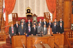 議場での記念撮影の写真 クリックすると拡大写真がご覧いただけます