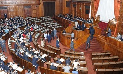 本会議採決の写真 クリックすると拡大写真がご覧いただけます