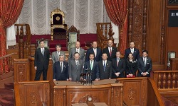 議場での記念撮影の写真 クリックすると拡大写真がご覧いただけます