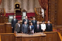 議場での記念撮影の写真 クリックすると拡大写真がご覧いただけます