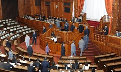 本会議採決(平成25年5月15日)の写真 クリックすると拡大写真がご覧いただけます