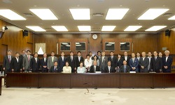 ODA特別委員会委員との記念撮影(平成25年6月3日)の写真 クリックすると拡大写真がご覧いただけます