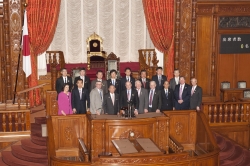 本議場での記念撮影(平成26年2月12日)の写真 クリックすると拡大写真がご覧いただけます