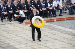 長崎原爆犠牲者慰霊平和祈念式典に参議院議長が参列(平成26年8月9日)の写真 クリックすると拡大写真がご覧いただけます