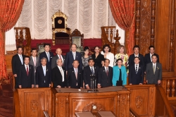 本会議場での記念撮影(平成27年7月9日)の写真 クリックすると拡大写真がご覧いただけます