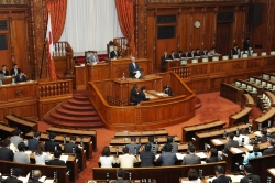平和安全法制整備法及び国際平和共同対処事態法の参議院本会議における趣旨説明及び質疑(平成27年7月27日)の写真 クリックすると拡大写真がご覧いただけます