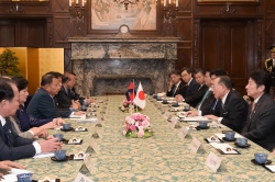 サイ・チュム・カンボジア王国上院議長一行参議院訪問(平成28年2月24日)、懇談の写真 クリックすると拡大写真がご覧いただけます