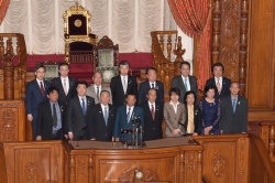 サイ・チュム・カンボジア王国上院議長一行参議院訪問(平成28年2月24日)、議場での記念写真 クリックすると拡大写真がご覧いただけます