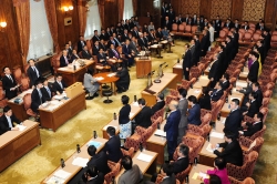 予算委員会採決(平成28年3月29日)の写真 クリックすると拡大写真がご覧いただけます