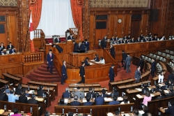 本会議採決(平成28年3月29日)の写真 クリックすると拡大写真がご覧いただけます