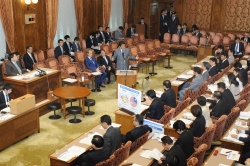 参議院環太平洋パートナーシップ協定等に関する特別委員会総括的質疑(平成28年11月14日)の写真 クリックすると拡大写真がご覧いただけます