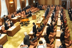 委員会採決(平成28年12月9日)の写真 クリックすると拡大写真がご覧いただけます