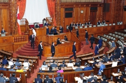 本会議採決(平成28年12月9日)の写真 クリックすると拡大写真がご覧いただけます