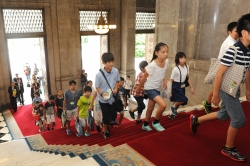 子ども国会議員中央玄関より登院(平成29年7月30日)の写真 クリックすると拡大写真がご覧いただけます