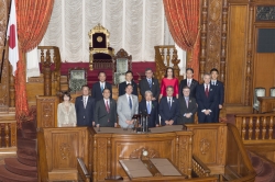 オリヴェイラ・ブラジル連邦共和国上院議長一行参議院訪問(平成30年4月17日)、議場での記念写真 クリックすると拡大写真がご覧いただけます