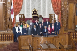欧州議会代表団参議院訪問(平成30年5月9日)、議場での記念写真 クリックすると拡大写真がご覧いただけます