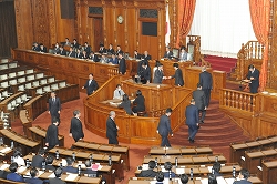令和2年度総予算、所得税法改正案、地方税法改正案及び地方交付税法等改正案を議決 本会議(平成2年3月27日)の写真 クリックすると拡大写真がご覧いただけます