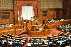 新型コロナウイルス感染症対策本部の設置等及び2020年東京オリンピック・東京パラリンピックの延期に関する報告(令和2年4月3日)クリックすると拡大写真がご覧いただけます