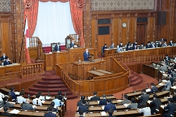 岸田内閣総理大臣からの発言並びに鈴木財務大臣の財政演説及びこれに対する質疑(令和4年11月22日)、鈴木財務大臣の財政演説の写真 クリックすると拡大写真がご覧いただけます